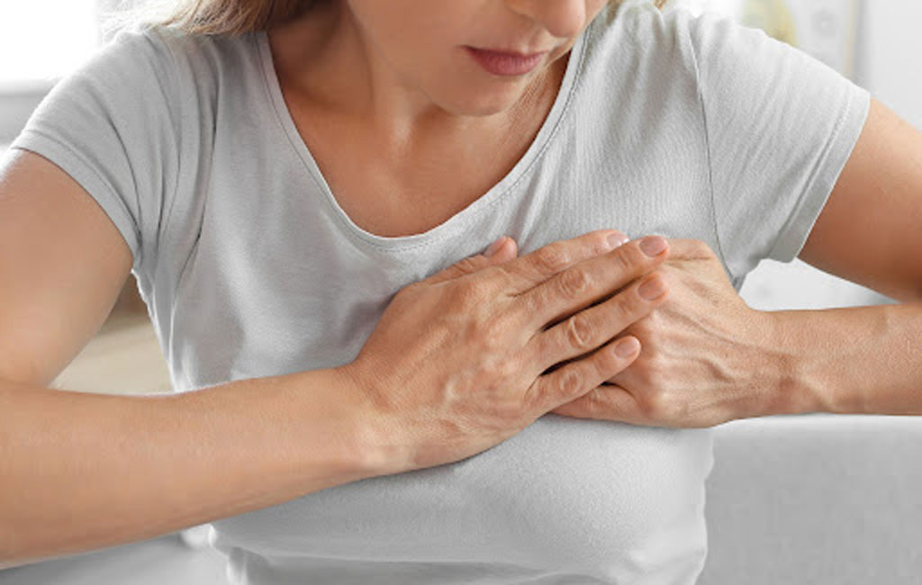 تفاوت کیست و توده سرطانی سینه؛ علائم و تشخیص دقیق